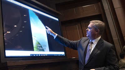 El subdirector de Inteligencia Naval, Scott Bray, explica un video de un fenómeno aéreo no identificado.