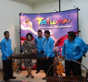Embajadora Hsing y Rondalla de Marimbas Gerardo