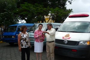 Embajadora Ingrid Hsing enrtega donacion al Alcalde de Masatepe