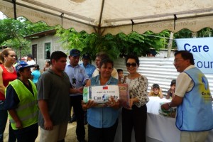 Sr. Weng y Embajadora Hsing entregan paguetes a Familias