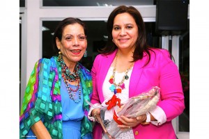 Rosario Murillo y Ana Rosalinda García, primera dama entrante de Honduras.