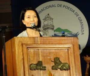 La poetisa Chen Yuhong al momento de declamar en Granada.