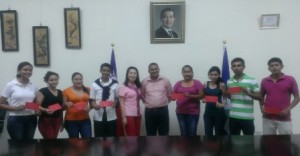 Los beneficiados, junto a la embajadora Ingrid Hsing. 