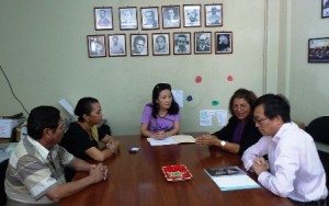 La embajadora Hsing con los organizadores del festival de poesía.