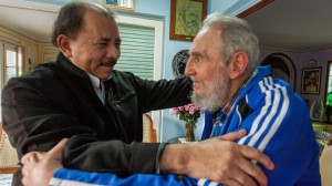 Fidel Castro y Daniel Ortega. Una de las fotos presuntamente trucadas.