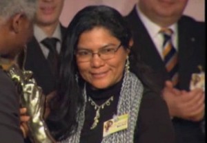 Martha Verónica Rocha, de Mujeres Solares al recibir el premio principal.