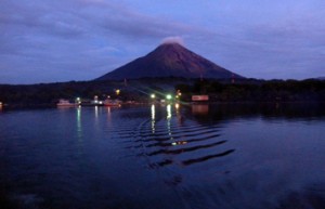 Ometepe de noche, una foto de los amigos españoles.