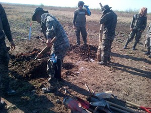 Militares hondureños colocan explosivos en la pista de los narcos.