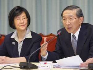 David Lin, canciller de Taiwán y otra funcionaria.