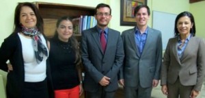 De izquierda a derecha, Elma Bejarano, directora del despacho del Ministerio de Gobernación y Policía; María José Meza, responsable de la Estrategia de Costa Rica de Fundación Avina; Freddy Montero Mora, viceministro; Daniel González, director programático y Cynthia Loría, gerente de estrategia de migraciones, ambos de Fundación Avina.