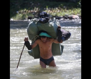 migrante en río Suchiate