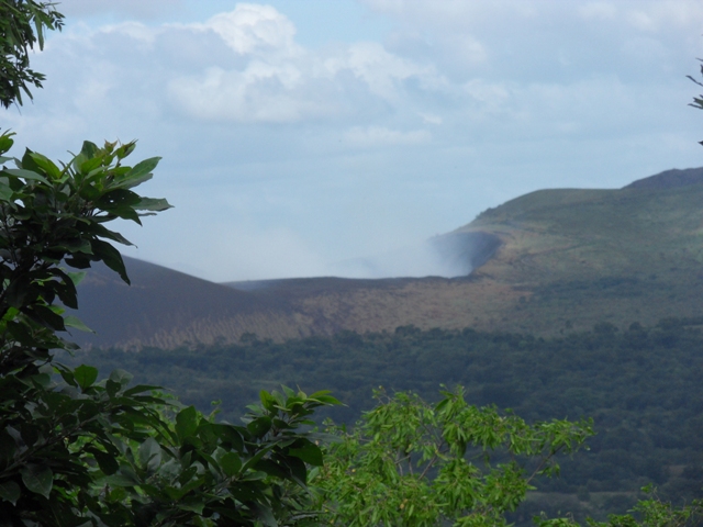 El volcán Masaya visto desde San Juan de La Concepción, en la finca "El Milagro". 