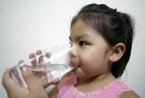 Niña tomando agua