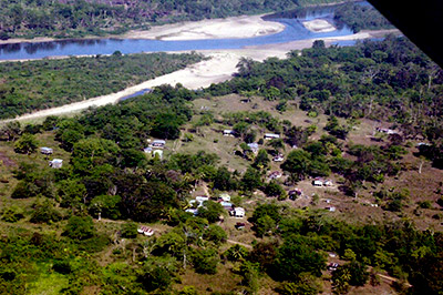 Ahuasbila, el poblado fronterizo con el río Coco de Nicaragua, que aparece al fondo.