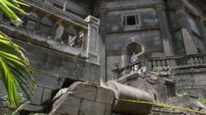 Muchos capitalinos opinan que la vieja catedral ofrece mayor peligro que las obras derribadas.