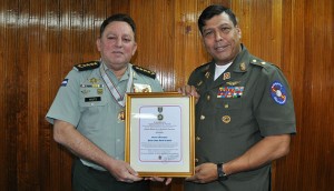 El general venezolano Angel Eduardo Medina Pinedo entrega la Orden al general Julio César Avilés.