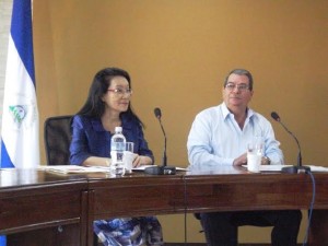 La embajadora Ingrid Hsing y el vicepresidente Omar Halleslevens.