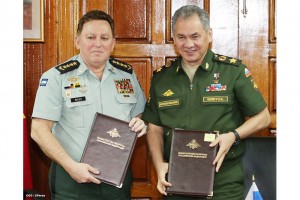 El general Julio César Avilés y el ministro de Defensa de Rusia, Serguéi Shoigú.