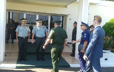 El general Avilés al momento de recibir al ministro ruso de Defensa, Serguéi Shoigú.
