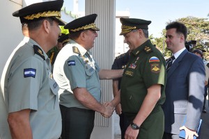 El general Julio César Avilés saluda al minitro de Defensa de Rusia, Serguei Shoigú.