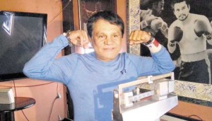 Roberto "Mano de Piedra" Durán en la báscula que le regalaron. (Foto: PanamáAmérica).