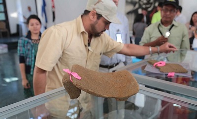 Una de las piezas halladas en la ruta del canal es este metate o mano de piedra. (Foto: Enrique Oporta).