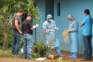 Expertos del OIJ de Costa Rica realizan las pesquisas sobre el crimen del nicaragüense. (Foto: La Nación).