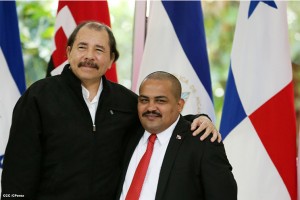 El presidente Daniel Ortega y Eddy Davis Rodríguez, embajador de Panamá en nuestro país.