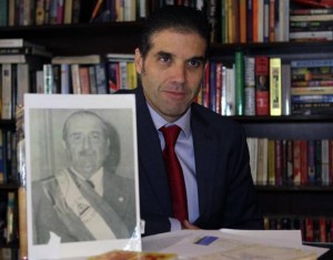 Luis Urcuyo muestra una foto de abuelo Francisco Urcuyo. Maliaños